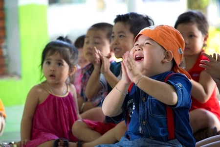 " Bảo mẫu siêu quậy" là bộ phim Việt Nam ra mắt dịp hè được chú ý nhất hiện nay. Phim phục vụ cho thiếu nhi với dàn diễn viên nhí đáng yêu. Trong số đó, cậu nhóc 3 tuổi đóng vai Simba nhận được nhiều sự yêu mến từ khán giả.